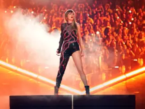 taylor swift performing live in her eras tour in reputation costume